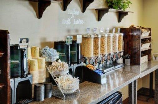 Lakeview Inns & Suites - بحيرة سليف المظهر الخارجي الصورة